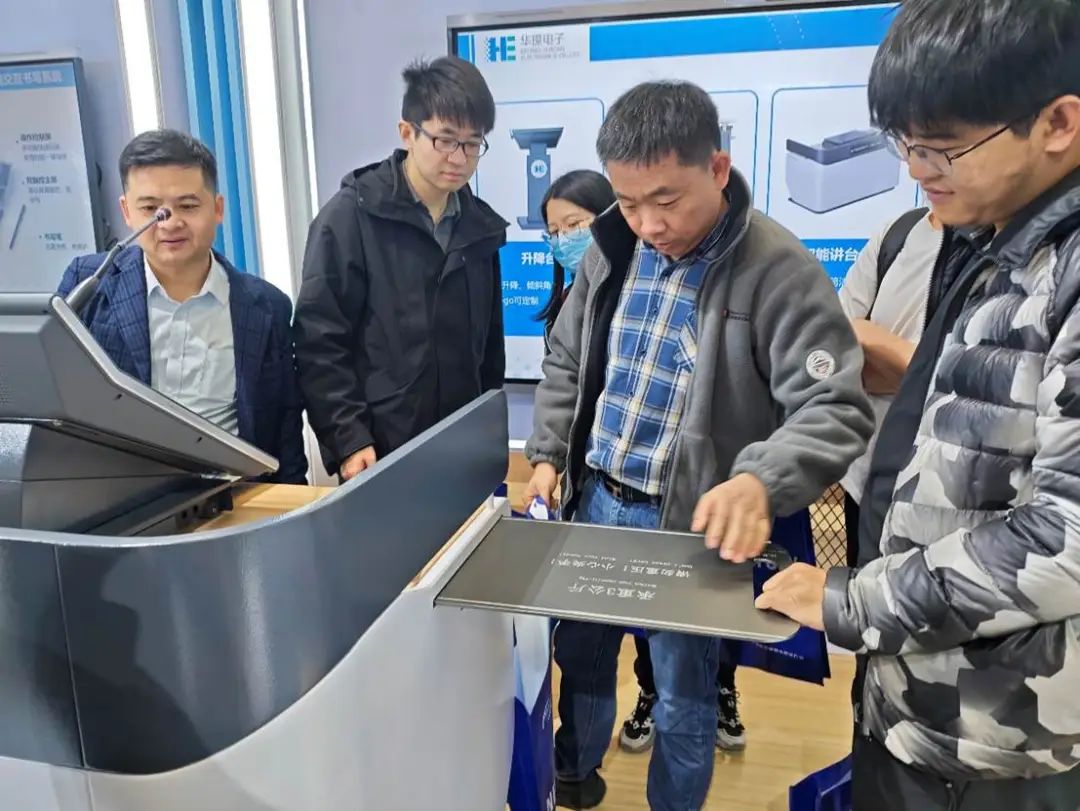 兩大產品系統家族再添新品—智能講臺、麥克管理終端，華璨電子新品驚艷亮相第34屆北京教育裝備展示會